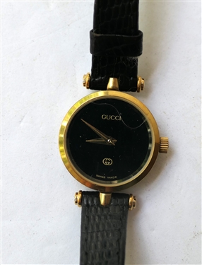 Gucci Quartz Wristwatch with Black Dial - Black Leather Band - Black Gucci Logo on Reverse