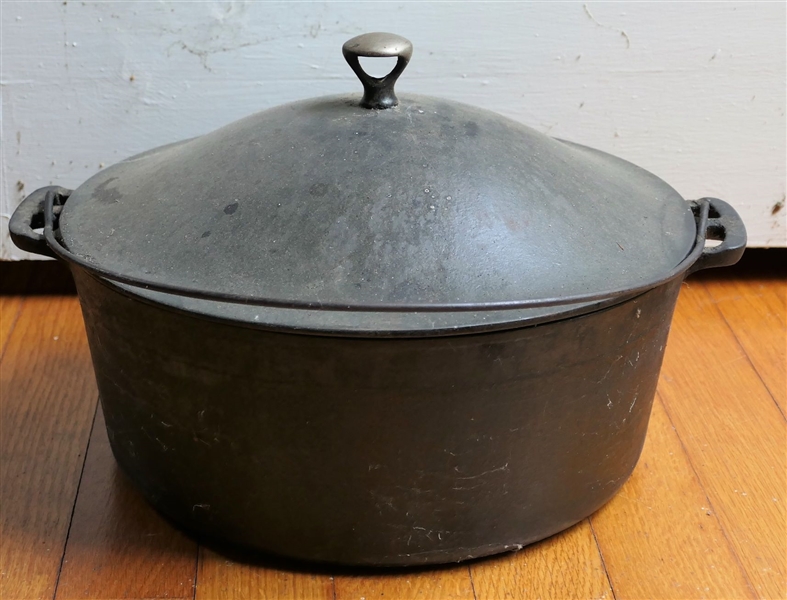 Very Clean Wagner #9 Cast Iron Dutch Oven 