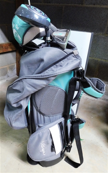 Set of Walter Hagen Girls Golf Clubs in Matching Bag