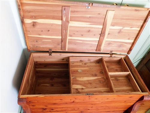 Nice Cedar Hope Chest with Divided Tray - 20 1/2 tall 43 by 19 1/2 