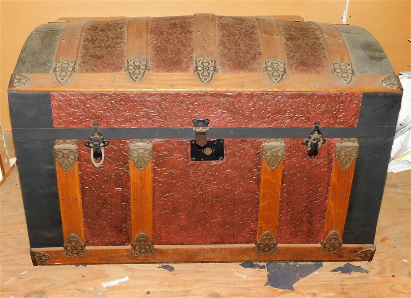 Round Top Trunk with Tray 1 Leather Handle is Broken