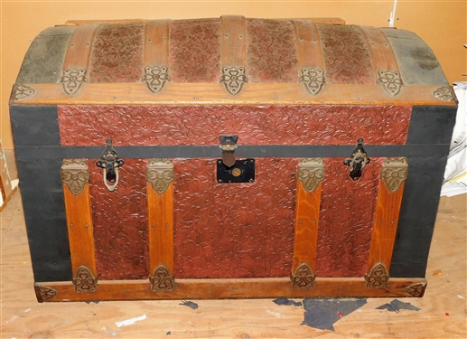 Round Top Trunk with Tray 1 Leather Handle is Broken
