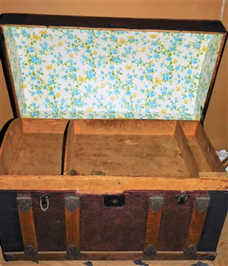Round Top Trunk with Tray 1 Leather Handle is Broken