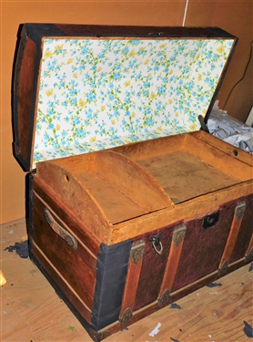 Round Top Trunk with Tray 1 Leather Handle is Broken