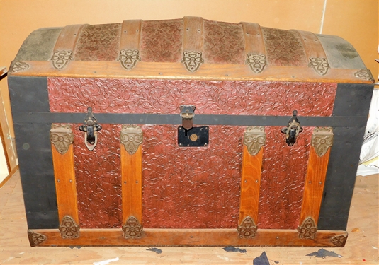 Round Top Trunk with Tray 1 Leather Handle is Broken