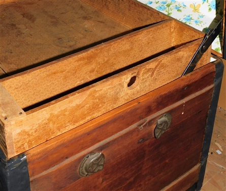 Round Top Trunk with Tray 1 Leather Handle is Broken
