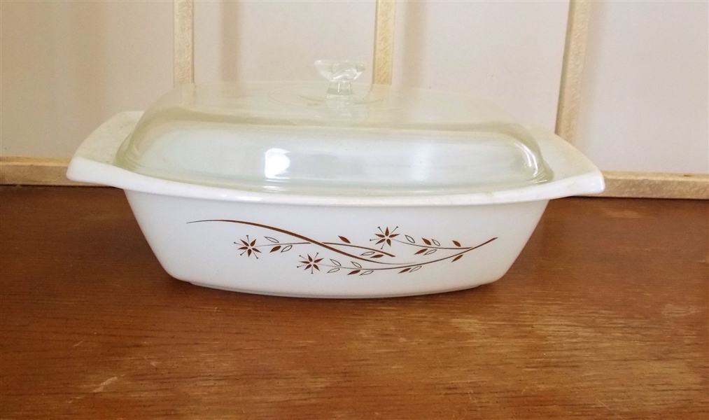 Pyrex 2 1/2 Quart Baking Dish with Lid - Lid Handle is Chipped 