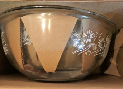 New in Box Pyrex Designs 3 Piece Mixing Bowl Set - 1 Quart, 1 1/2 Quart, and 2 Quart 