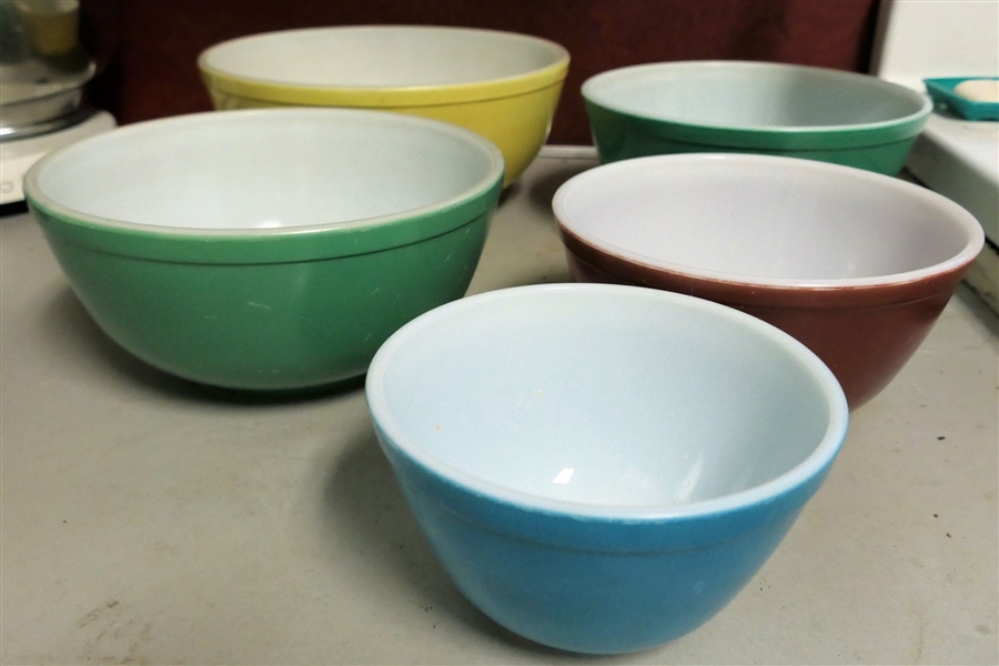Pyrex Primary Color Mixing Bowl Set and 1 Extra Green Mixing Bowl 