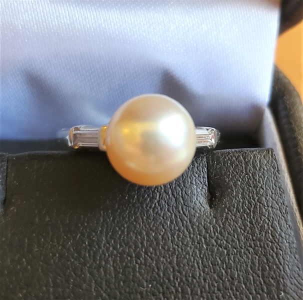 Beautiful White Gold Pearl Ring with 2 Baguette Diamonds 