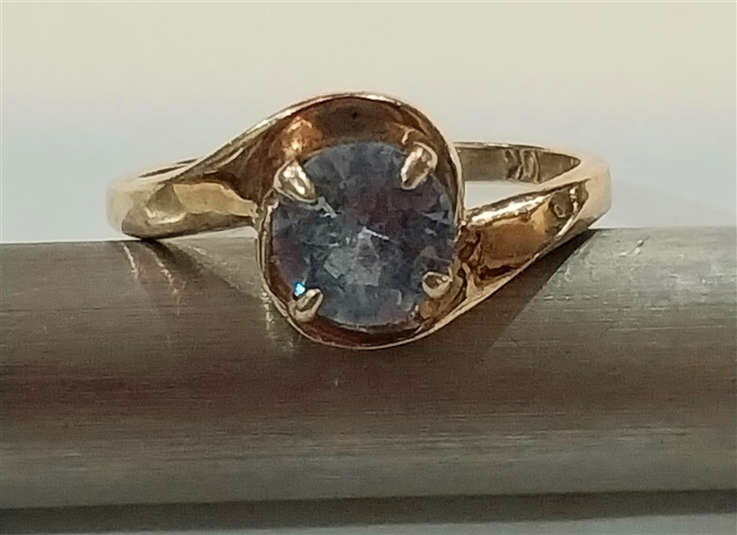 Beautiful 10kt Yellow Gold Ring with Blue Topaz Stone Size 5 1/2