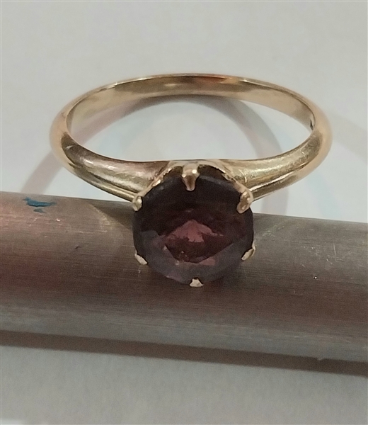 10kt Yellow Gold Ring with Amethyst Stone. Size 7 1/4