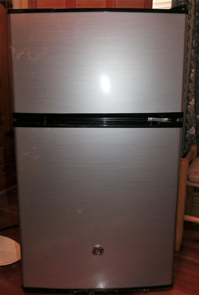 GE Dorm Sized Fridge/ Freezer Combo - Works - Measures 33" Tall 