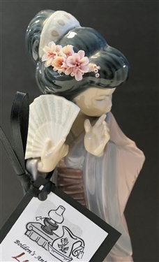 Lladro Asian Woman Figure in Pink Kimono - Measures 12 1/2 Tall 