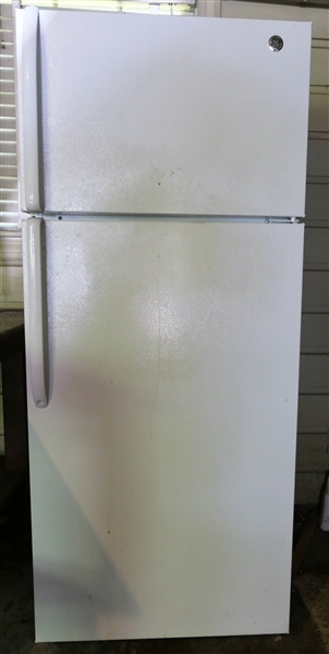 Nice GE Fridge / Freezer - Measures 66 1/2" tall 28" by 30" - Works Well