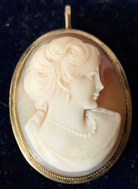 Italian - Genuine Cameo Set in 14kt Gold - By Bartoli & Russo - Napoli  - In Original Box - Cameo Pin / Pendant - Measures 1 1/4 by 1