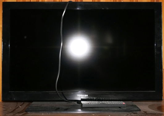 Toshiba 32 Flat Screen TV - With Remote
