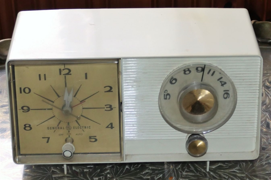 Vintage - Mid Century General Electric Clock Radio - AM/FM 