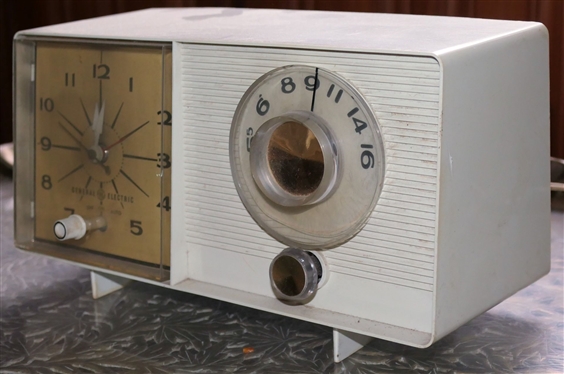 Vintage - Mid Century General Electric Clock Radio - AM/FM 