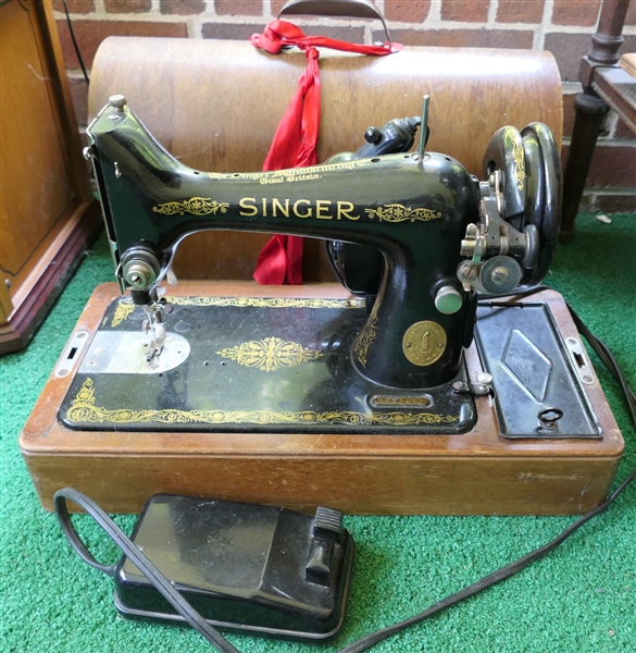 Singer Manufacturing Co. Great Britain - Sewing Machine with Light - Serial Number EF641723 - In Wood Lidded Box - With Foot Pedal 