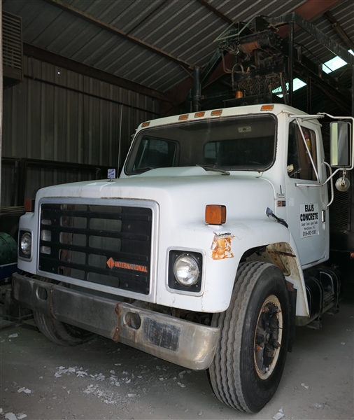 1987 International S1900 Truck - Model 1954 - with 14 Foot Hydraulic Septic Tank Boom Rigging - 216259 Miles