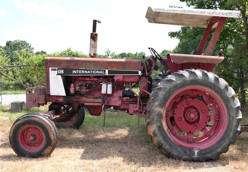 International Model 686 Tractor in Working Condition 