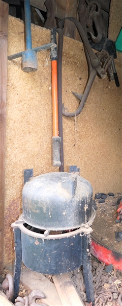 LIVE ONSITE - Cast Iron Pot, Iron Hooks,