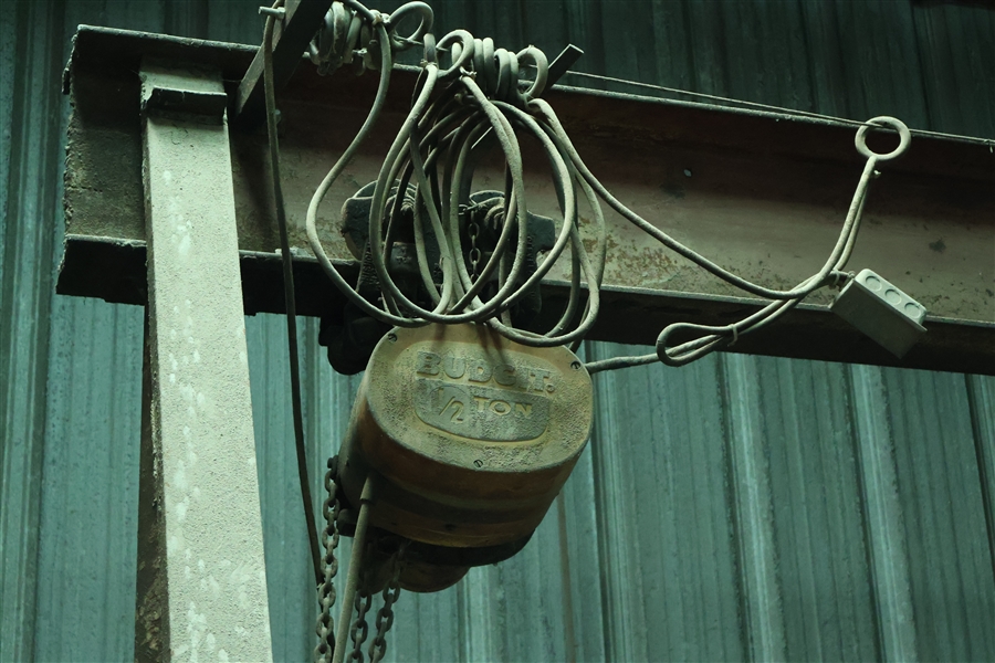 LIVE ONSITE - 1 1/2 Ton Chain Hoist