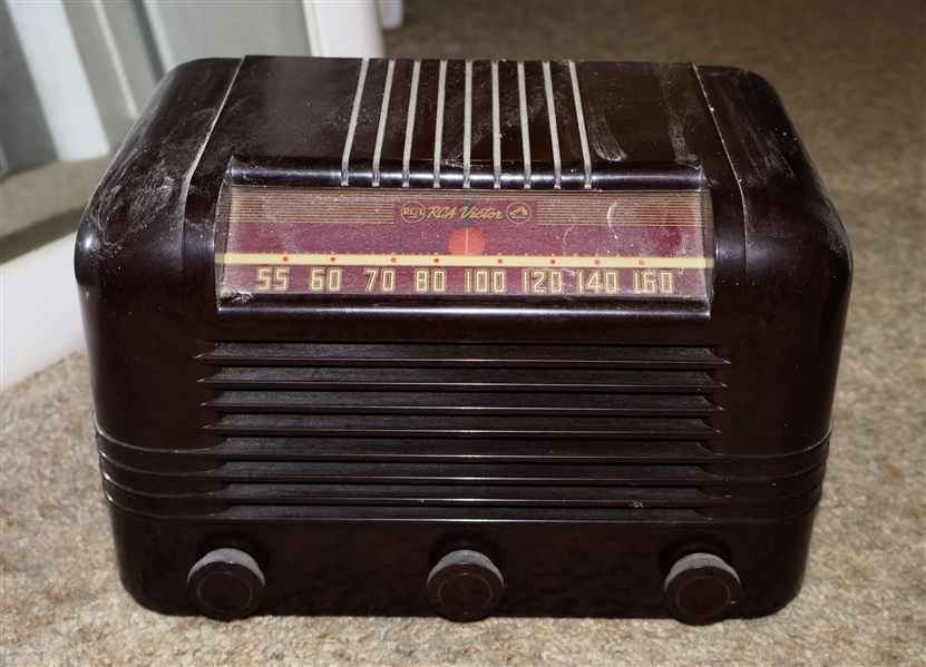 RCA Victor Bakelite Radio - RC 1011 - A - Measures 8" Tall 11 1/2" by 6 1/2" 