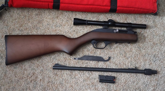 Marlin Papoose Rife  - Model 70P .22LR Take Down Rifle in Marlin Papoose Case - Like New 