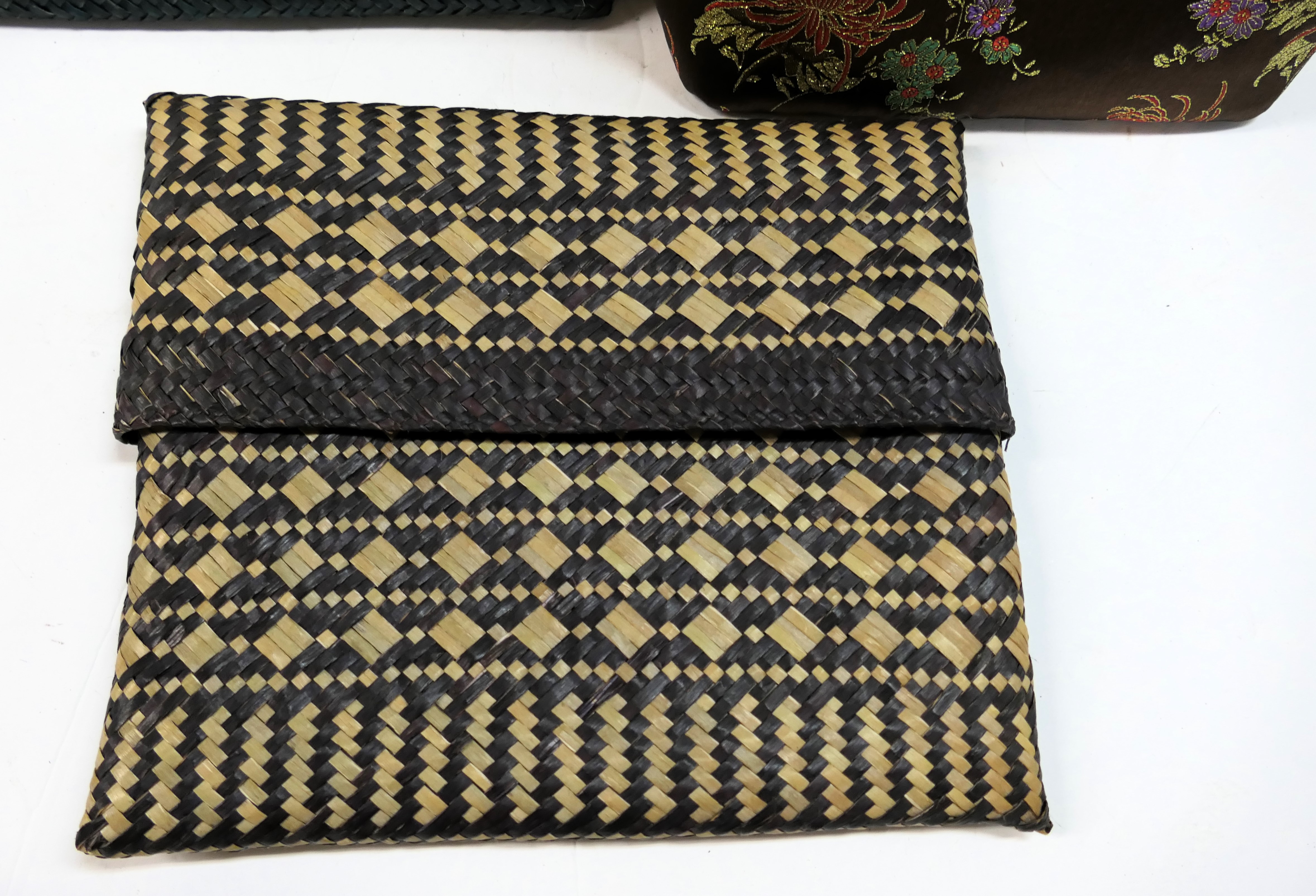 Lot Detail - Devine Designs Made in USA Oriental Inspired Purse with ...