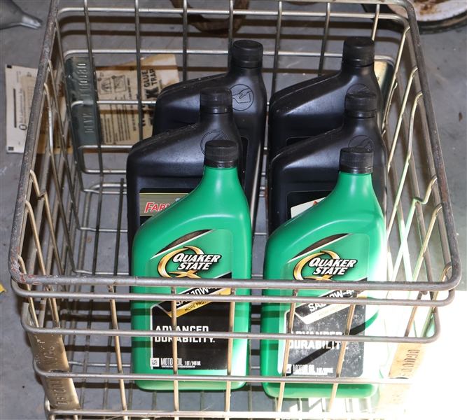 Dean Foods Metal Crate with 4 Bottles of 30Weight Oil and 2 Bottles of Quaker State 10W40