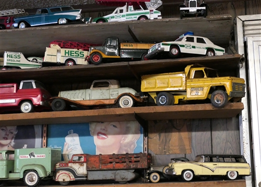 2 Days April 5th and 6th - 10am - Live Onsite Auction - Featuring Antiques, Furniture, Glassware, Toys, Clocks, Etc. Photos are a sample of items to be sold. NO ONLINE BIDDING - Absentee bids...