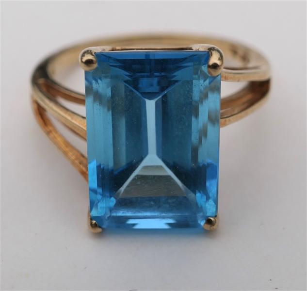 10kt Yellow Gold Blue Topaz Ring - Large Emerald Cut Blue Topaz Stone - Ring Size 6 3/4