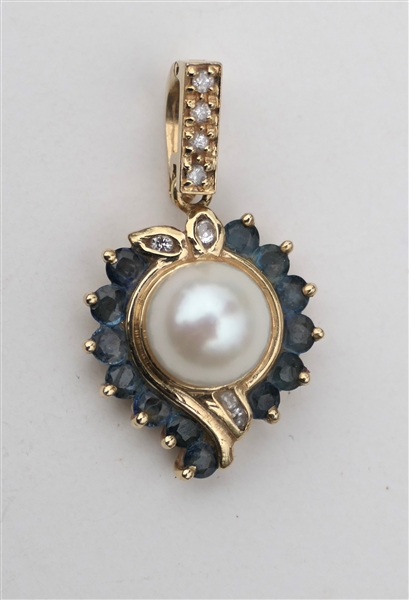 14kt Yellow Gold Pendant with Pearl in Center Surrounded by Amethyst Stones 3.8 grams Diamond Accents - Pendant Measures 1" by 1/2" 