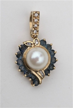 14kt Yellow Gold Pendant with Pearl in Center Surrounded by Amethyst Stones 3.8 grams Diamond Accents - Pendant Measures 1" by 1/2" 
