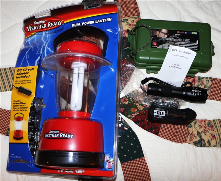 Energizer Weather Ready Dual Power Lantern - New and Brillante Torcia LED Flashlight in Case with Charger 