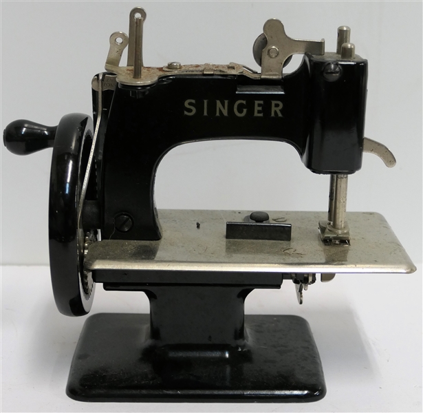 Singer Childs Sewing Machine - Made in Great Britain - Number 29962 - Great Condition  - Sewing Machine Measures 6" tall 6 1/2" Across