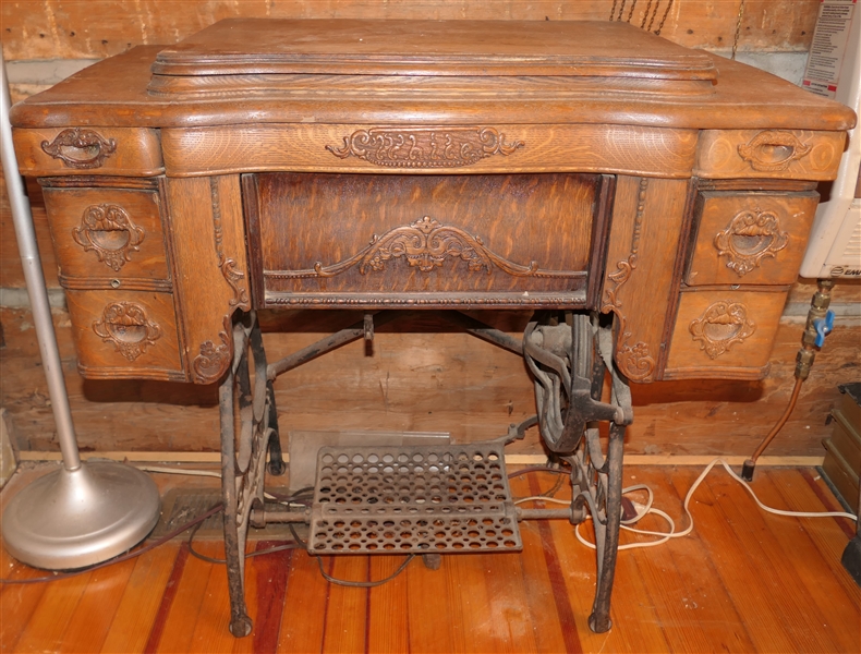 White Sewing Machine in Oak Case - Machine Is Inside - Iron Base 