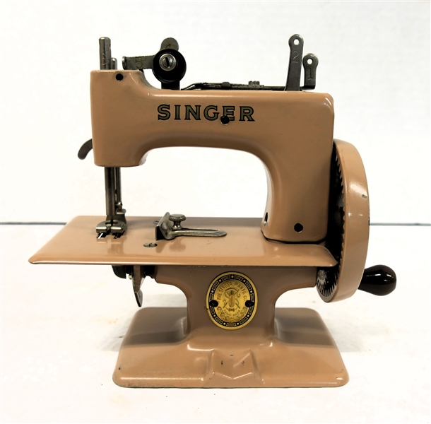 Childs / Miniature Singer Sewing Machine - Made in Great Britain - Machine Measures 6" Tall 