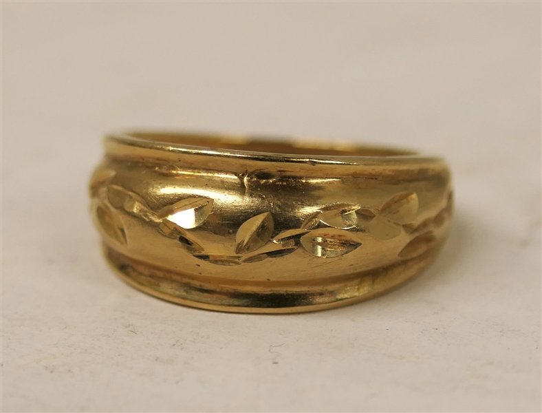 10kt Yellow Gold Ring with Hand Engraved Leaf Design Size 6 Weighs 2.9 Grams