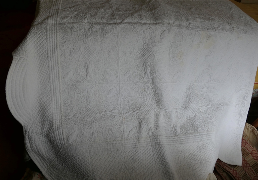 Pretty White Quilted Bedspread - Scalloped Edges - Queen Size 