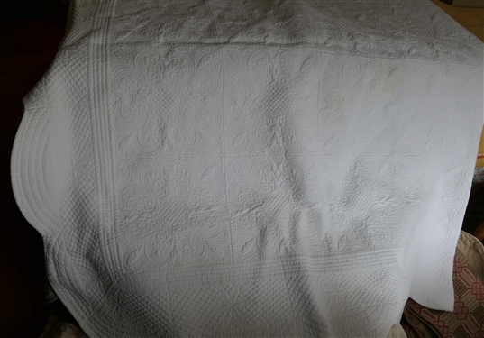 Pretty White Quilted Bedspread - Scalloped Edges - Queen Size 