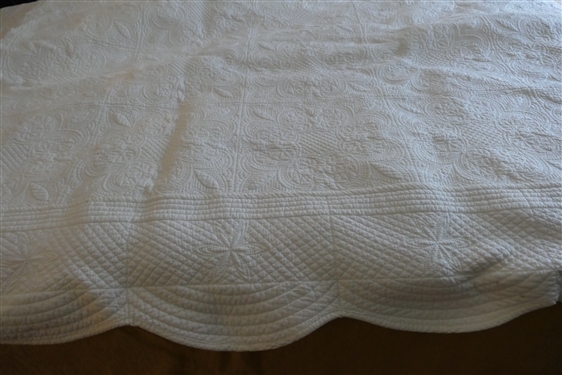 Pretty White Quilted Bedspread - Scalloped Edges - Queen Size 