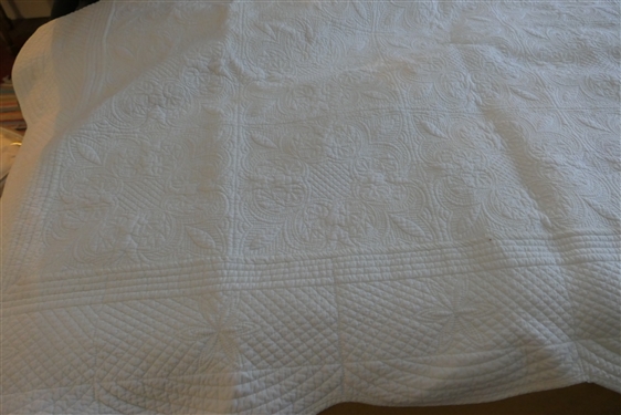 Pretty White Quilted Bedspread - Scalloped Edges - Queen Size 