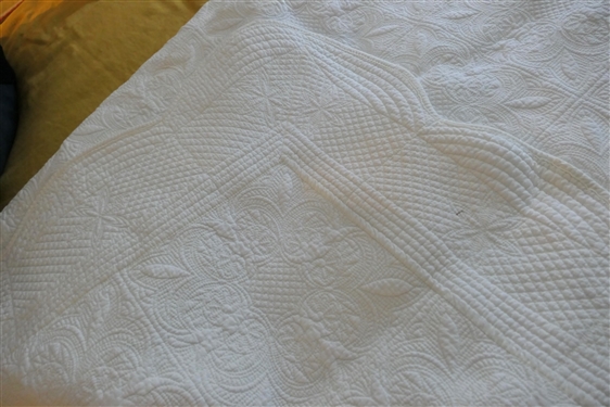 Pretty White Quilted Bedspread - Scalloped Edges - Queen Size 