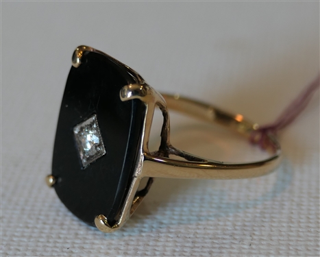 14kt Yellow Gold Black Onyx Ring with Diamond Accent in Center - Ring Size 8 