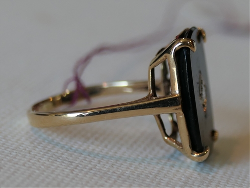 14kt Yellow Gold Black Onyx Ring with Diamond Accent in Center - Ring Size 8 