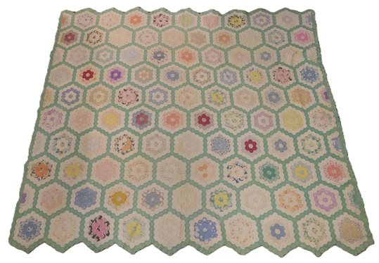 Beautiful Very Thin Hand Quilted and Pieced Dresden Plate Quilt - Quilt Measures 70 by 80 
