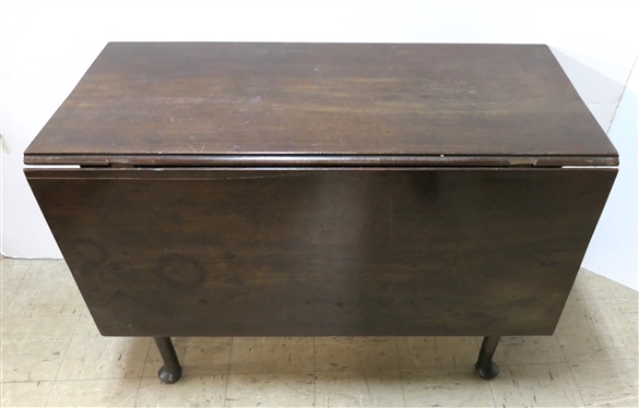 Early 19th Century Queen Anne Walnut Gate Leg Drop Side End Table - Pegged with Dovetailed Case - Leaf Boards Connected with Butterfly Dovetail - Oak Secondary Wood - Table Measures 28 1/2 Tall...